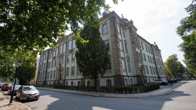 In die Jahre gekommene Bildungsstätte auf der Nicolaistraße: Das Haus wird vom Interimsquartier zu einem Mehrzweckgebäude.