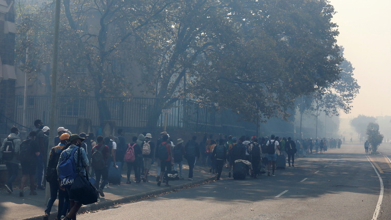 Studenten der Universität Kapstadt verlassen ihren Campus, der zuvor aufgrund eines Brandes auf dem Tafelberg evakuiert wurde.