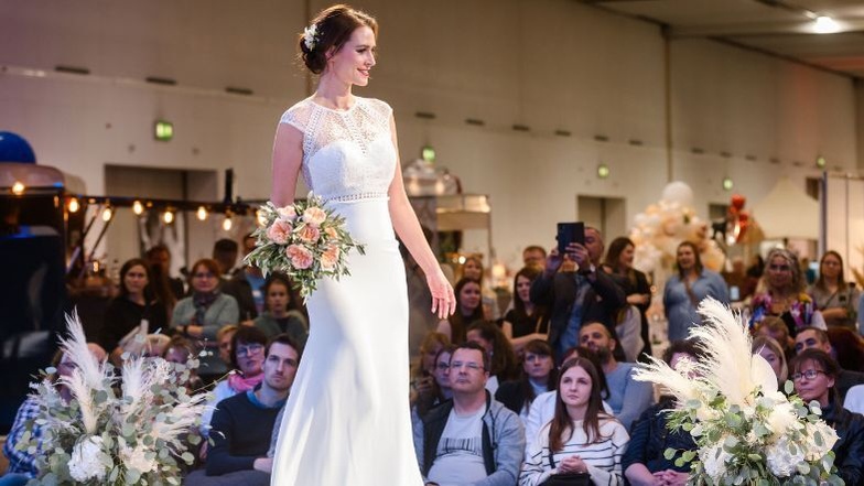 Atemberaubende Modenschauen auf der Hochzeitsmesse präsentieren die neuesten Trends und zeitlose Eleganz für Braut und Bräutigam.