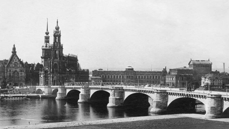 Ein Blick auf die neue Friedrich-August-Brücke nach der Fertigstellung 1910.