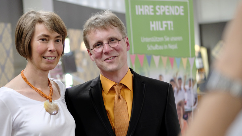 Bis heute reist Inhaber Holger Schmidt zusammen mit seiner Frau Regina regelmäßig geschäftlich nach Indien und Nepal - auch um zu helfen.