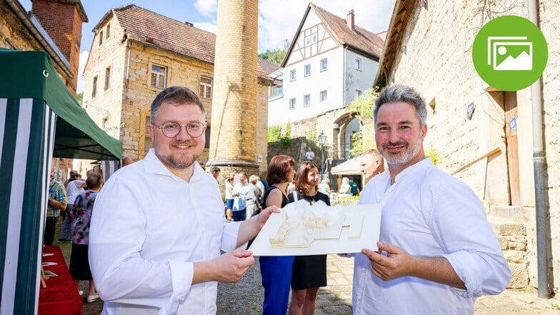 Ein Fall für zwei: Die Architekten Richard Gunkel (li.) und Rico Schubert planen die Sanierung der Bienermühle in Königstein.