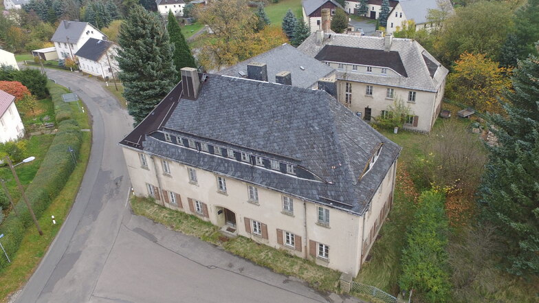 Es war einmal ein stolzes Gasthaus und das Zentrum des Glashütter Ortsteils Johnsbach, das Handwerkerheim. Nun steht es leer und soll für mindestens 60.000 Euro verkauft werden.