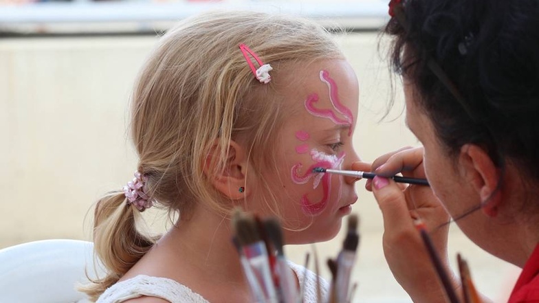 Wie bei vielen Festen war auch beim Lagunenfest das Kinderschminken eine gern genutze Attraktion. Hier lässt sich die 5-jährige Lucy Zimmer aus Bernstadt ihr Gesicht "verzaubern".