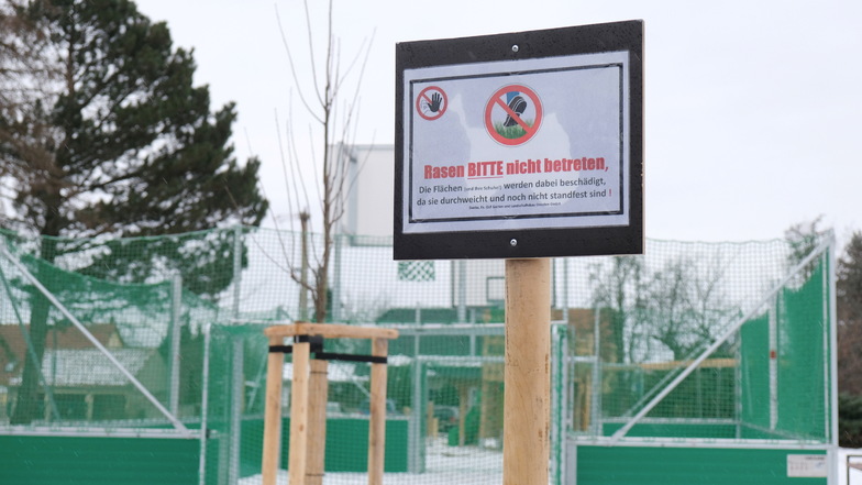 Ein Schild am sanierten Spielplatz Naustadt weißt auf den Status des Geländes hin.