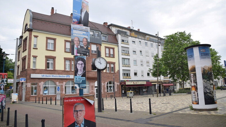 In Mannheim ist ein AfD-Gemeinderatskandidat am späten Dienstagabend mit einem Messer angegriffen worden.
