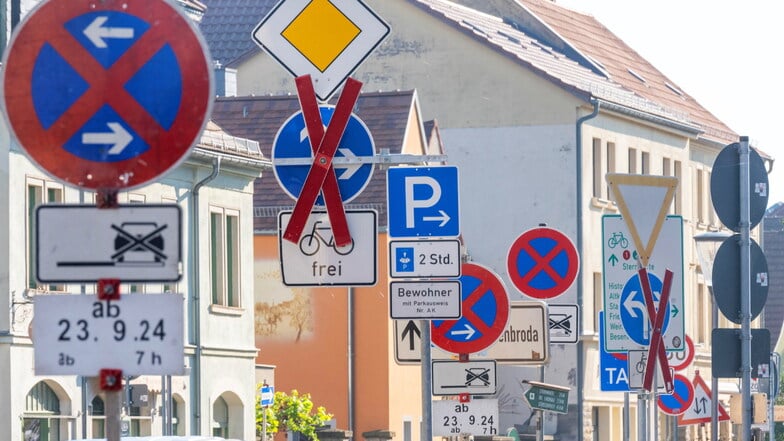 Wer sieht hier noch durch? Das Foto zeigt den Dorfanger Altkötzschenbroda. Doch dort findet keine Ausstellung von Verkehrszeichen statt, sondern es handelt sich um den ganz normalen Alltag.