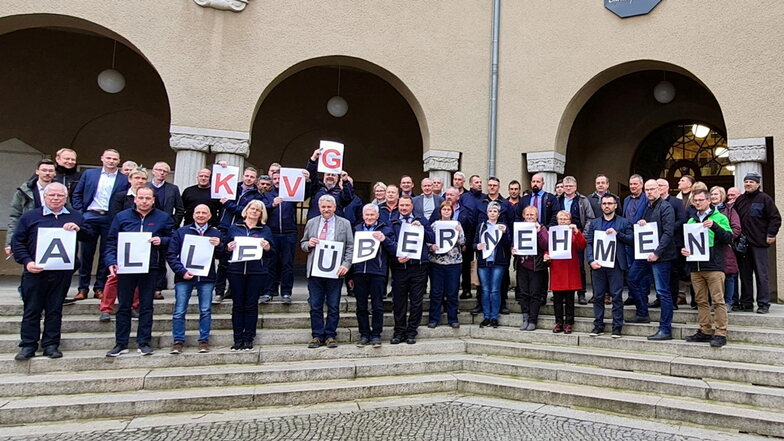 Kreistagsmitglieder zeigen am Mittwoch Solidarität mit den Mitarbeitern der KVG vor dem Berufsschulzentrum Görlitz.