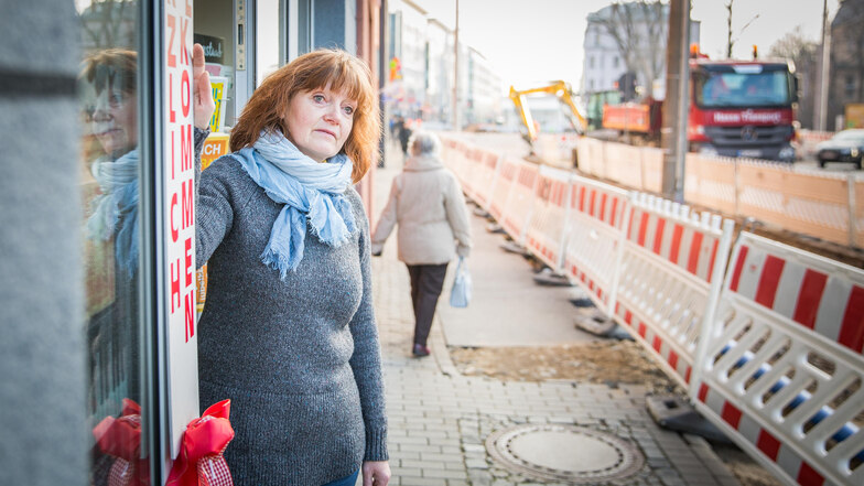 Schreibwaren-Händlerin Marion Bode hat bis zu 40 Prozent weniger Umsatz. Wo bisher reger Betrieb war, sind die Fußwege nun häufig leer. Der Wechsel von einer Straßenseite zur anderen ist wegen der Arbeiten schwierig.