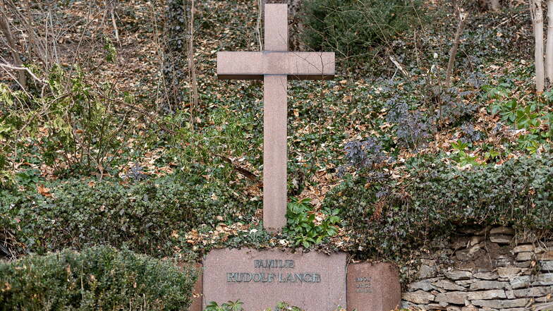 Dieses Kreuz erinnert an Rudolf Lange, den Vater von Walter Lange. Dieser starb 1954 in Pforzheim.