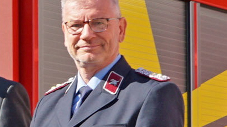 Feuerwehrmann Sven Heisig wurde wegen beruflicher Verflechtungen mit der Stadt Freital erst mit Verspätung als Stadtrat verpflichtet. Nun muss er gehen.
