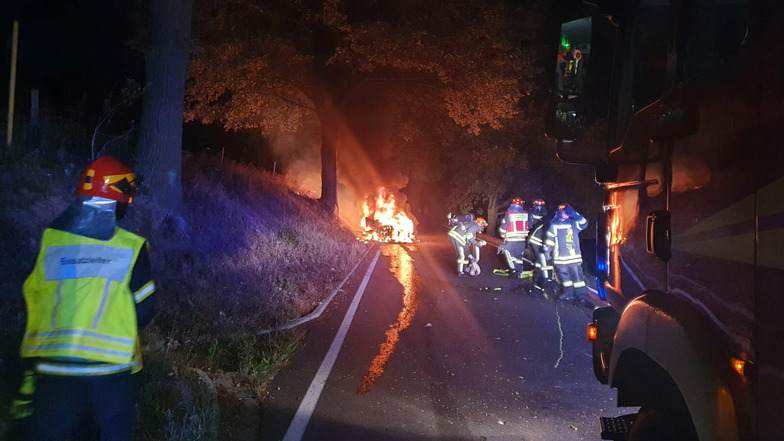 Als die 20 Kameraden der Feuerwehren Colditz und Hausdorf nach 1 Uhr an der Unfallstelle eintrafen, stand das Fahrzeug im Vollbrand. 