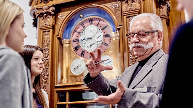 An der Goertzuhr beginnen die Führungen durch das Uhrenmuseum. Hier im Bild Uwe Bahr.