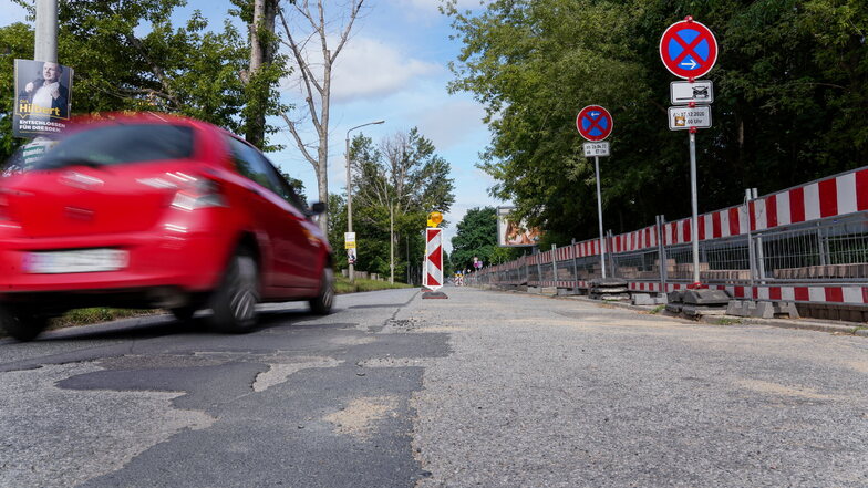 Geflickter Asphalt und Schlaglöcher: Die Nöthnitzer Straße muss dringend saniert werden.