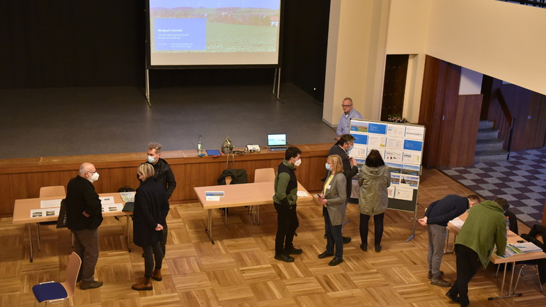 Bei einer Informationsveranstaltung im Kulturhaus Pretzschendorf haben die Windkraftbetreiber ihre Pläne vorgestellt und mit interessierten Bürgern diskutiert.