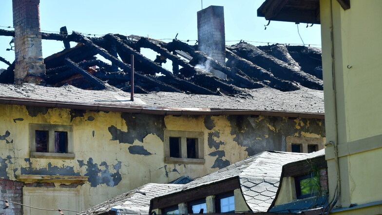 In der Nacht zum 31. Mai brannte der Mittelteil des Bahnhofes in Seifhennersdorf. Seitdem hat sich der bauliche Zustand immer mehr verschlechtert.
