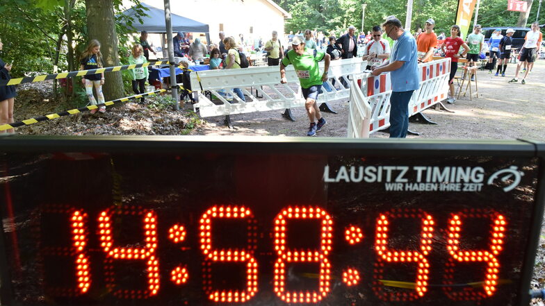 Erstmals stand beim traditionsreichen Lauf durch den Forst im Zentrum Sachsens auch eine Marathon-Strecke auf dem Programm.