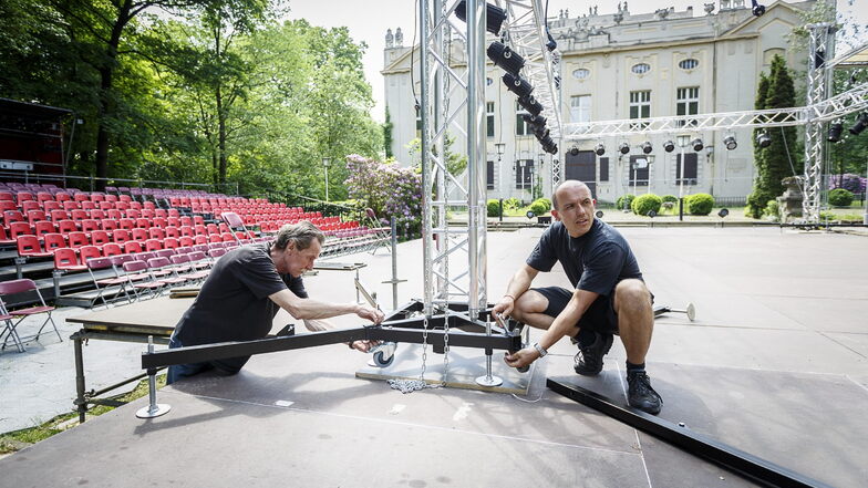 Vorbereitungen für das Sommertheater 2017 im Görlitzer Stadthallengarten. Dieses Jahr wird die Bühne etwas anders aufgebaut und auch fürs Stadtjubiläum genutzt.