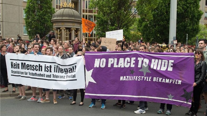 Insgesamt waren nach Angaben der Studentengruppe Durchgezählt bis zu 2200 Gegendemonstranten auf den Straßen der Neustadt unterwegs.