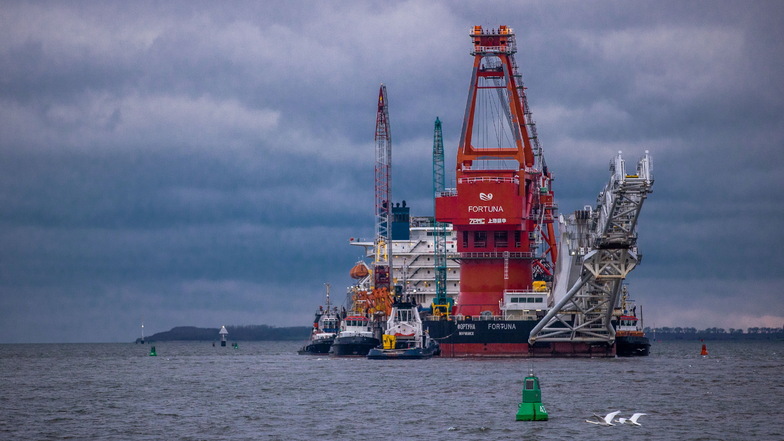 Das Spezialschiff "Fortuna" wird für Bauarbeiten an der deutsch-russischen Ostsee-Gaspipeline Nord Stream 2 eingesetzt. Die Umwelthilfe befürchtet Schäden für Klima und Umwelt.
