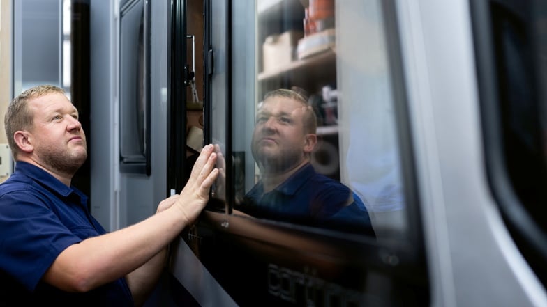 Wohnmobil-Besitzer aus ganz Europa besuchen die Autoglaserei von Martin Pötschke in Bautzen, denn die bietet einen speziellen Service.