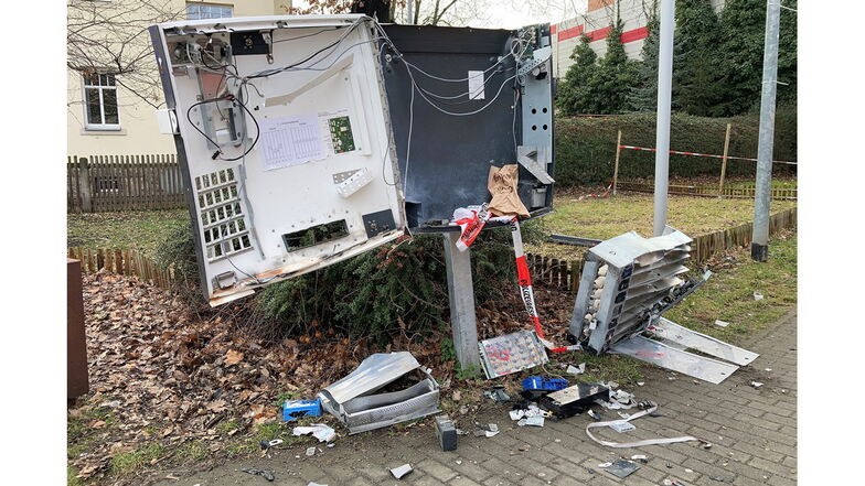 Nur noch Schrott: der am Samstagmorgen gesprengte Zigarettenautomat auf der Freitaler Bahnhofstraße. Kurz danach knallte es in Zauckerode.
