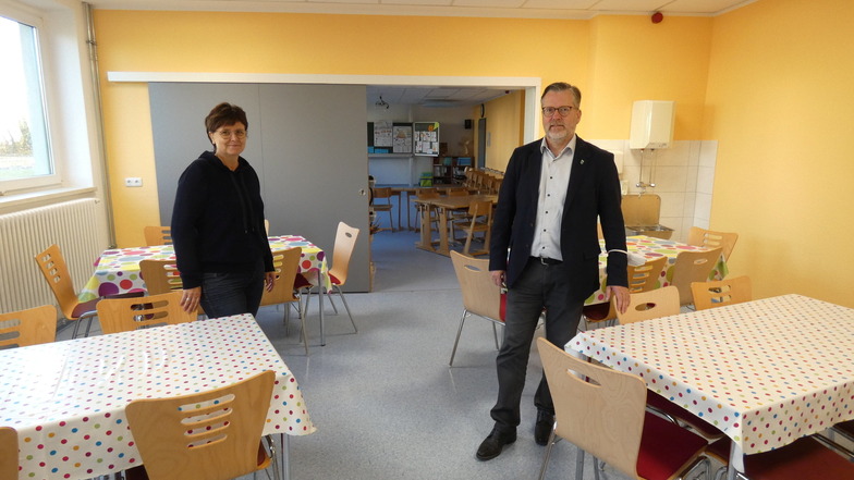 Schulleiterin Ines Jokusch und Bürgermeister Swen Nowotny freuen sich über den neu gestalteten Speiseraum in der Grundschule Königswartha. Hinter der Schiebetür befindet sich dessen Erweiterung, die auch weiterhin als Musikzimmer genutzt werden kann.