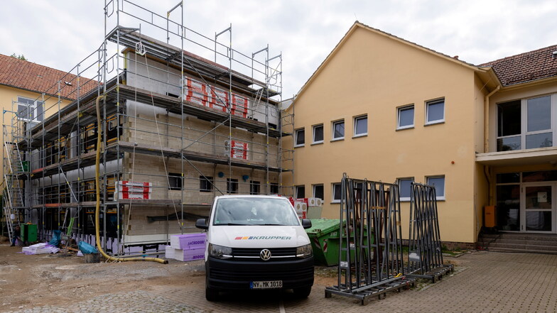 Der Anbau an der Basaltus-Grundschule in Stolpen wächst. Er wird auch dringend gebraucht.