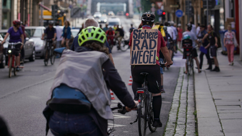 Mit einer Demo haben Radfahrer im Juni auf der Hüblerstraße in Dresden sichere Radwege gefordert.