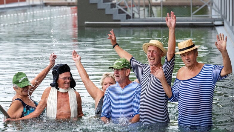 Ein halbes Dutzend mutiger Stammbader wagte sich am Freitag nochmals ins Wasser des Großenhainer Naturerlebnisbades.