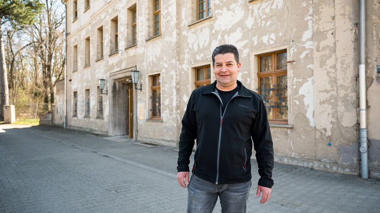 Markus Stäbler vor dem „Haus der Jugend“ in Görlitz. Er ist Geschäftsführer des Vereins "Einer für alle", dem das Gebäude gehört.