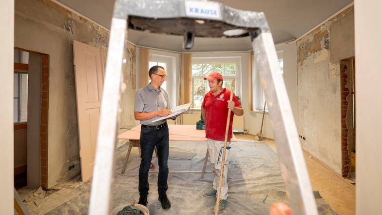 Das Erdgeschoss einer Villa an der Goethestraße in Pulsnitz wird derzeit zur Arztpraxis umgebaut. Der Geschäftsführer der städtischen Wohnungsgesellschaft Mike Herzog (l.) bespricht fast täglich mit den Handwerkern, welche Arbeiten aktuell anstehen.