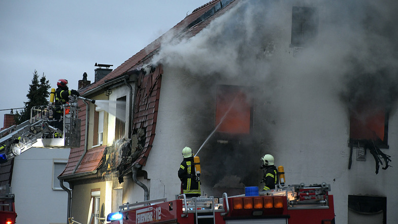 Bei dem Brand einer Doppelhaushälfte am 7. Dezember in Leisnig hatte die Feuerwehr alle Hände voll zu tun. Alle Leisniger Wehren sowie Kameraden aus Hartha und Limmritz waren im Einsatz.