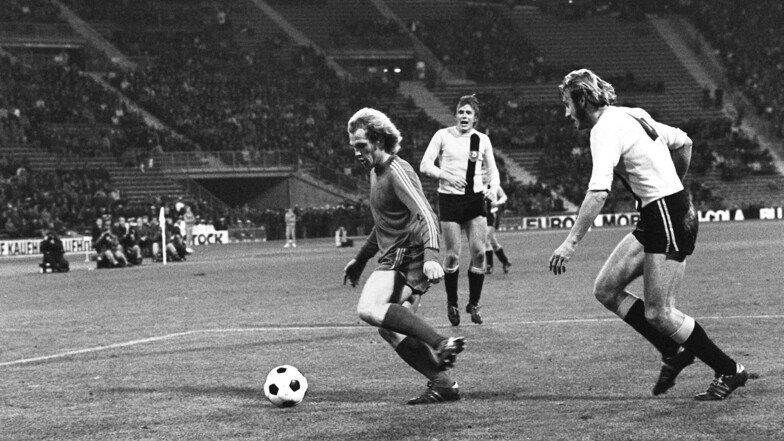 Rund 48.000 Zuschauer sind am 24. Oktober 1973 im Münchner Olympiastadion beim deutsch-deutschen Duell im Europapokal dabei. Die Bayern mit Uli Hoeneß am Ball gewinnen mit 4:3 gegen Dynamo und Eduard Geyer (rechts).