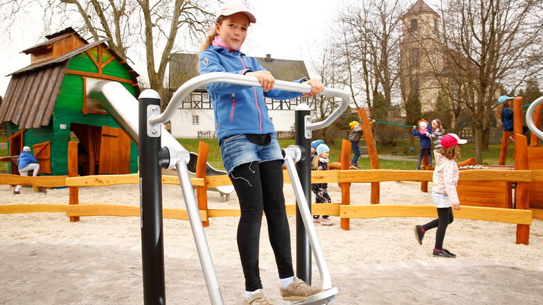 Der neue Spielplatz für Kinder, Jugendliche und Erwachsene in Bischheim ist eröffnet. Katharina testet schon mal eines der Fitnessgeräte.