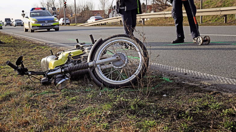 Zeithain: 16-jähriger Mopedfahrer bei Unfall auf der B169 verletzt