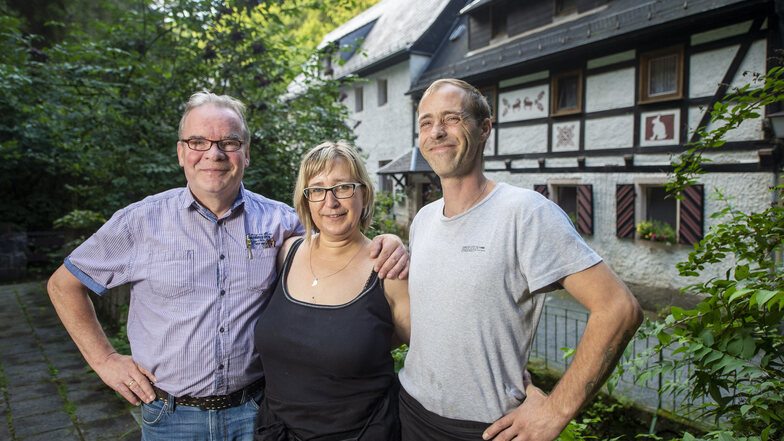 Betreiber der Liethenmühle in Kleinhennersdorf gewechselt: Berthold Hesse, Petra Woller und Heiko Gabriel (v.l.).