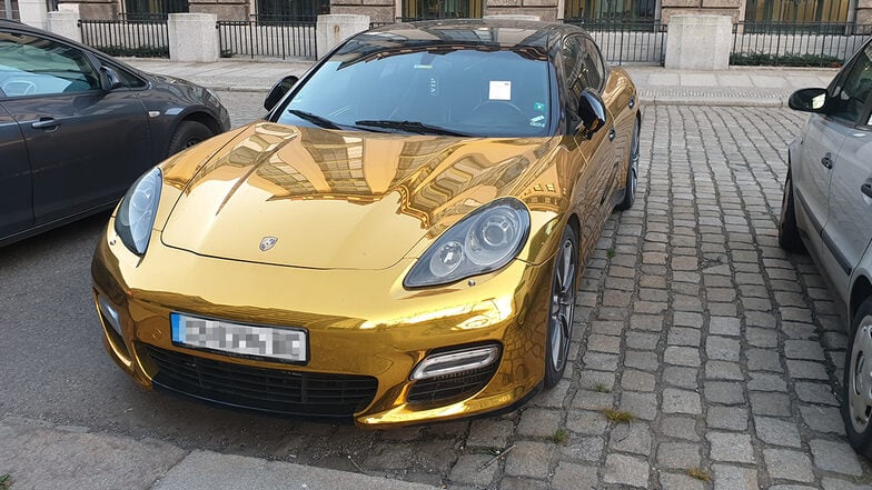 Weil er ohne Berechtigung auf einem Anwohnerparkplatz stand, hatte das Ordnungsamt einen Zettel an die Windschutzscheibe dieses goldenen Porsche Panamera geklebt.