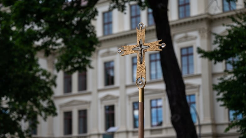 Ministranten des Bistums Görlitz halten ein Kreuz beim Gottesdienst zum Fronleichnamsfest der Pfarrei Heiliger Wenzel auf dem Wilhelmsplatz in Görlitz.