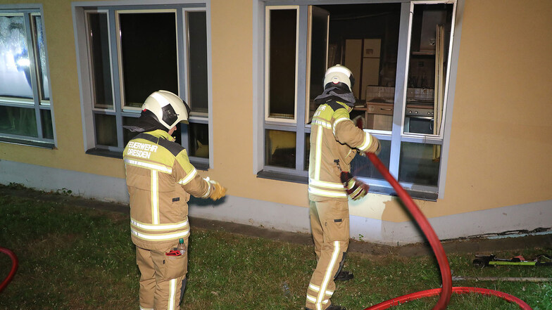 Die Feuerwehr löschte die Flammen im Erdgeschoss der Grundschule durch ein Fenster.