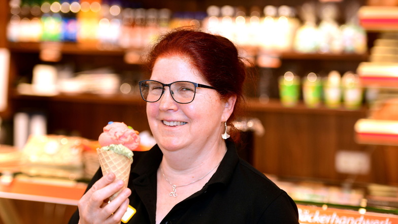 Evelyne Przybilla vom Schwerdtner Café kümmert sich um den Eis-Verkauf. Dort werden bis zu 17 verschiedene Sorten hergestellt, die der Bäcker im wechselnden Angebot hat.