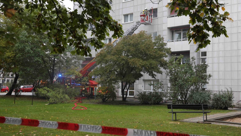Im dritten Stock eines Hochhauses an der Grunaer Straße in Dresden kam es am Mittwoch zu einem Brand. Ein Mann konnte nicht mehr gerettet werden.