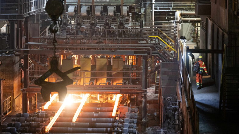 Stahlknüppel werden in einer Stranggussanlage der Elbe-Stahlwerke Feralpi geformt. Der italienische Stahlwerkkonzern baut ein neues Walzwerkes welches das alte ergänzen soll. Foto: dpa