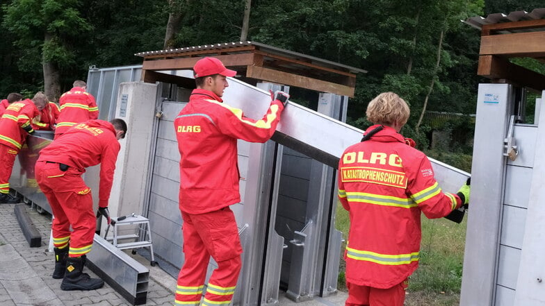 Im Meißner Triebischtal geht man auf Nummer sicher. Unter Leitung von Steffen Hausch wurden bereits am Donnerstagabend die Fluttore errichtet.