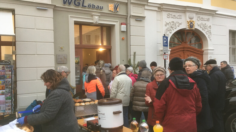 Zum Auftakt des "Lebendigen Adventskalenders" kamen viele Löbauer an den Altmarkt.