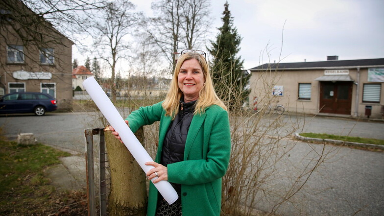 Die Großröhrsdorfer Bauamtsleiterin Dorit Gangfuß freut sich, dass die Arbeiten für die neuen Umkleiden der Grundschule in Bretnig jetzt starten.