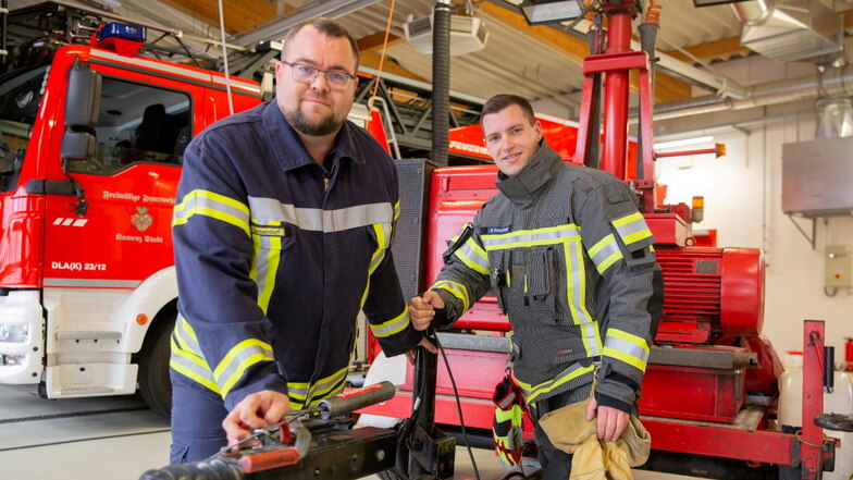 Die Kamenzer Feuerwehrleute Steffen Geißendorf (l.) und Marcus Sudarski schaffen Platz für neue Technik. Dazu gehört ein moderner Kommandowagen. Der löst einen betagten VW ab.