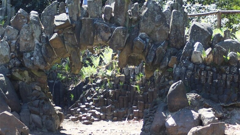 Die kleine Brücke neben der eingefallenen Grotte könnte ein Drachenmaul symbolisieren. „Die «Zähne», erklärt Thomas Bauer, „sind bewusst eingearbeitet worden“.