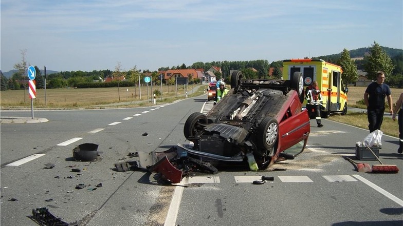 Auch bei diesem schweren Verkehrsunfall mit Verletzten war die Feuerwehr Spitzkunnersdorf vor Ort.