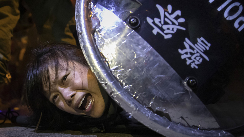 Eine Protestlerin gegen das Auslieferungsgesetz wird von der Polizei bei Auseinandersetzungen vor der Polizeistation von Mong Kok festgenommen. Der Fotografenstab von Reuters wurde mit dem Pulitzer-Preis 2020 in der Kategorie Breaking News Photography aus